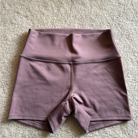 Alo Yoga 3” High Rise Airlift Short in Smoky Quartz - Picture 2 of 5